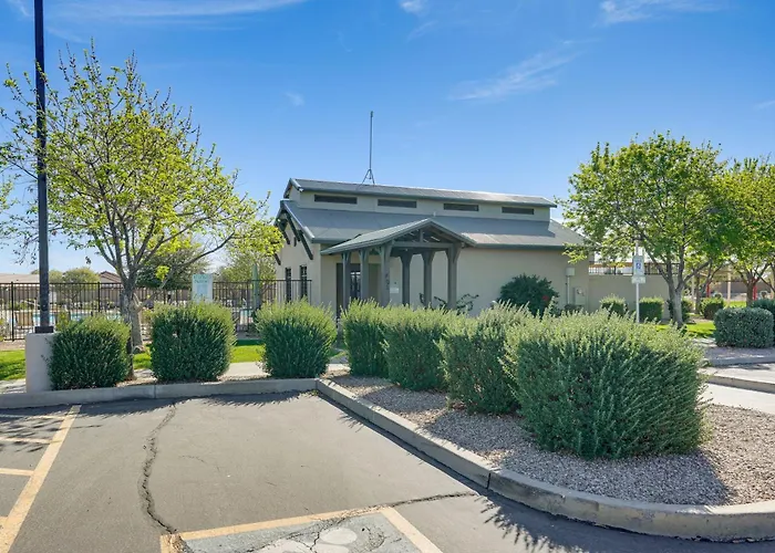 Holiday home Spacious Backyard! Family Haven In San Tan Valley